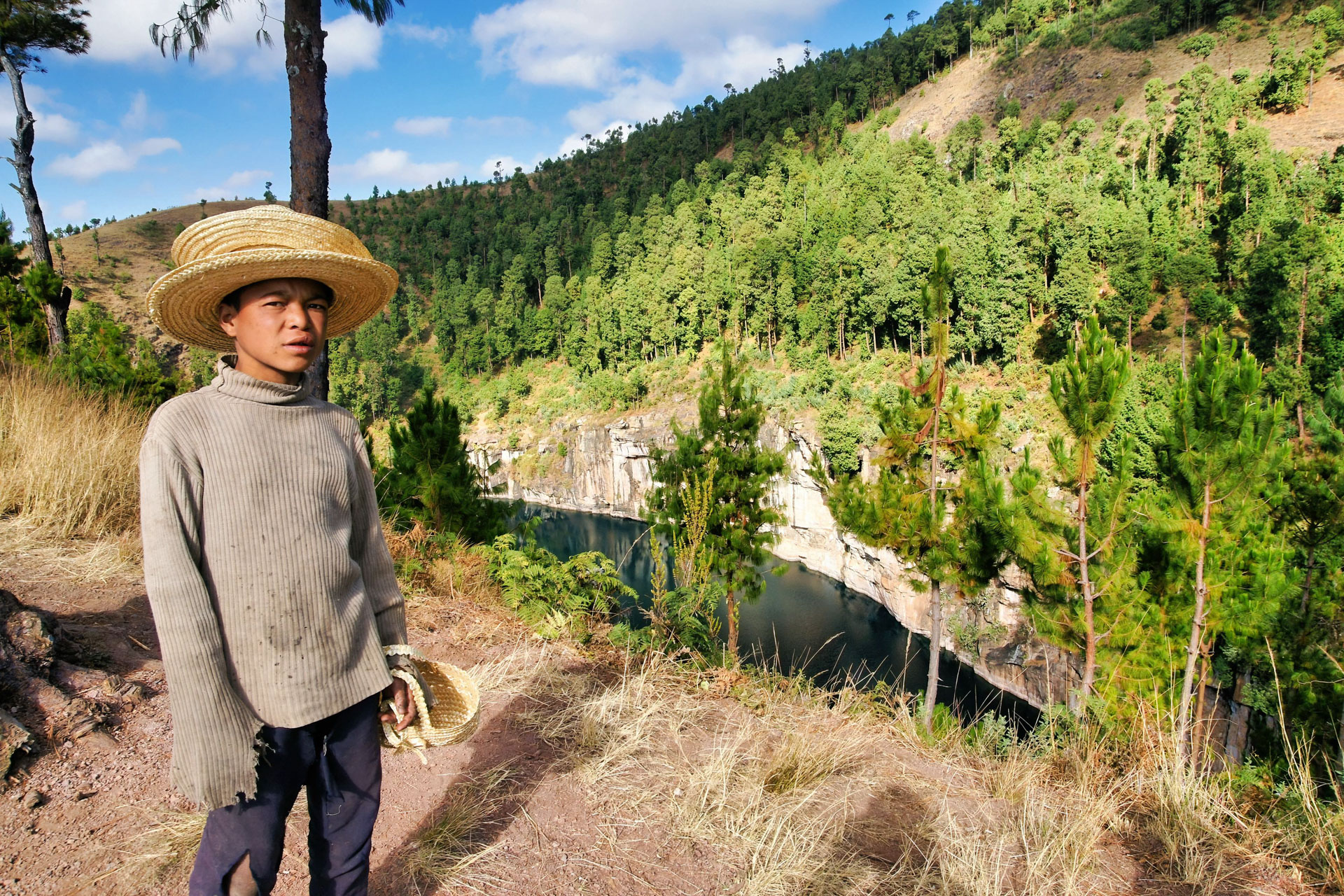 Der 150 Meter tiefe Kratersee  Lac Tritriva